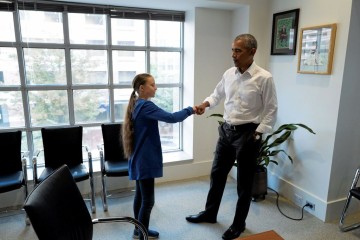 Sourires et « fist bump » pour la rencontre entre Greta Thunberg et Barack Obama
